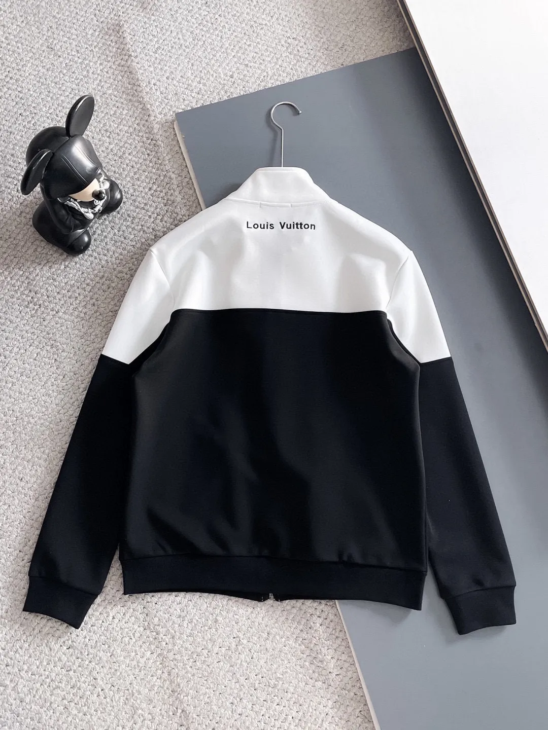 🅿️720 LV hot-selling suit is coming. Focus on the original version of the official website. 2025 new hot-selling cardigan suit. The original order is the best. 🇭🇰The meticulous work of top designers. It has a fitting and perfect upper body effect. All-natural high-quality Tencel Roman cotton 100%, close-fitting comfort, noble and elegant! Original hardware embodies elegance and nobility! Counter size: M-3XL (maximum wear up to 190 pounds)